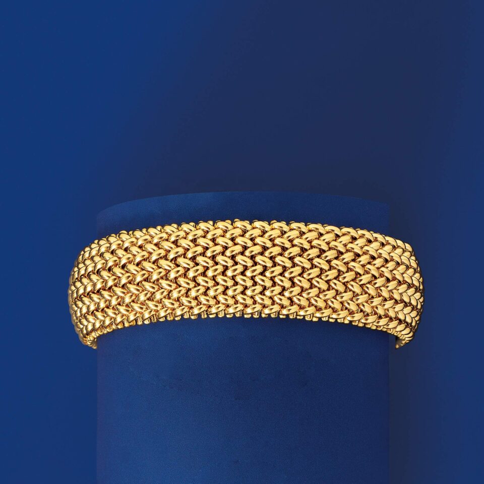 18kt Riso Mesh Bracelet 18mm on hand blue side